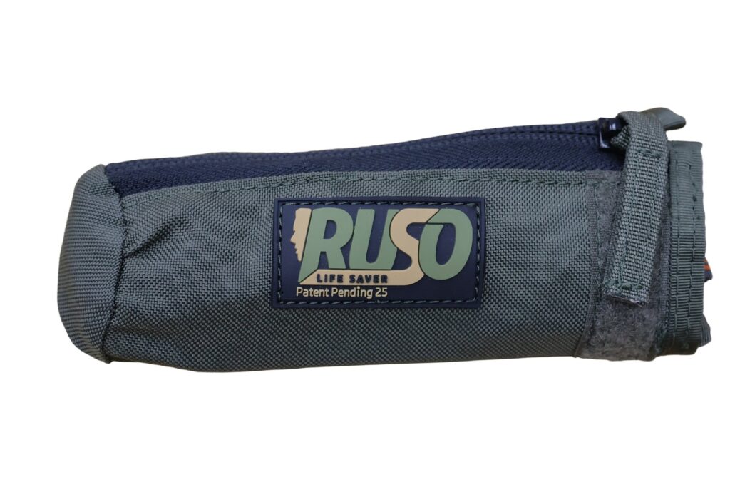 נרתיק ערכת רוסו בגוון זית עם פאץ' RUSO — מבט קדמי